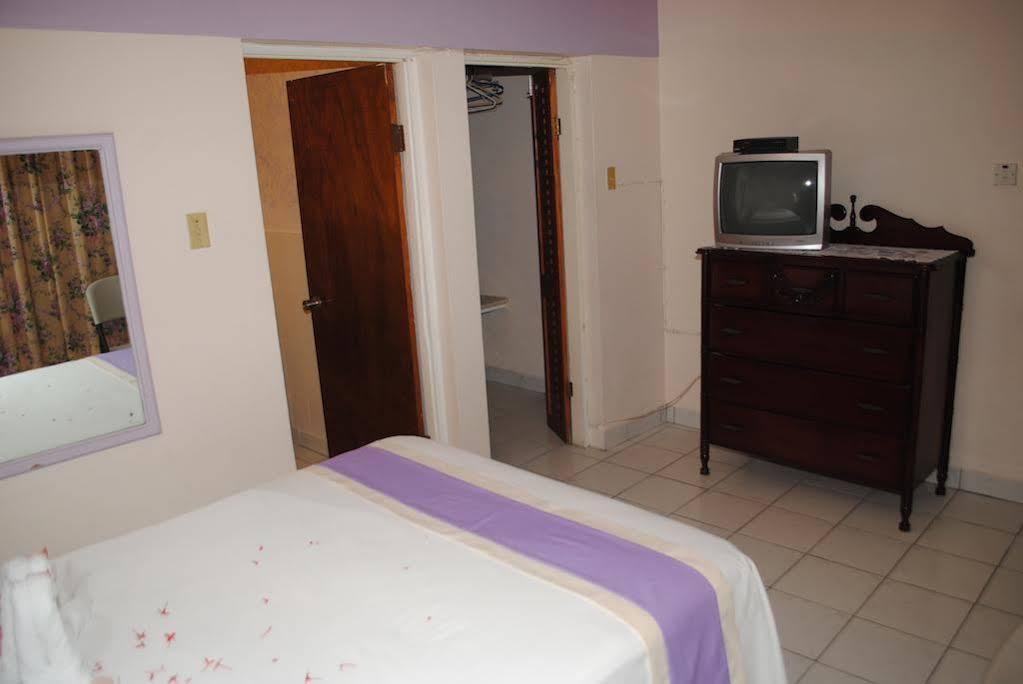 Palm Bay Guest House & Restaurant Montego Bay Exterior foto