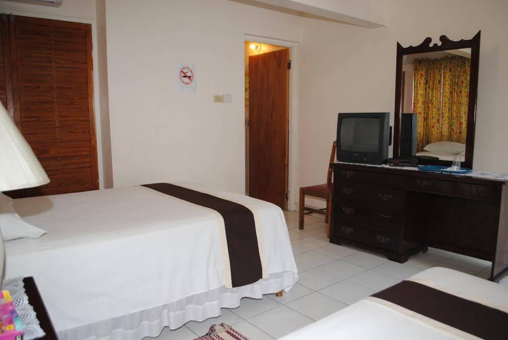 Palm Bay Guest House & Restaurant Montego Bay Exterior foto
